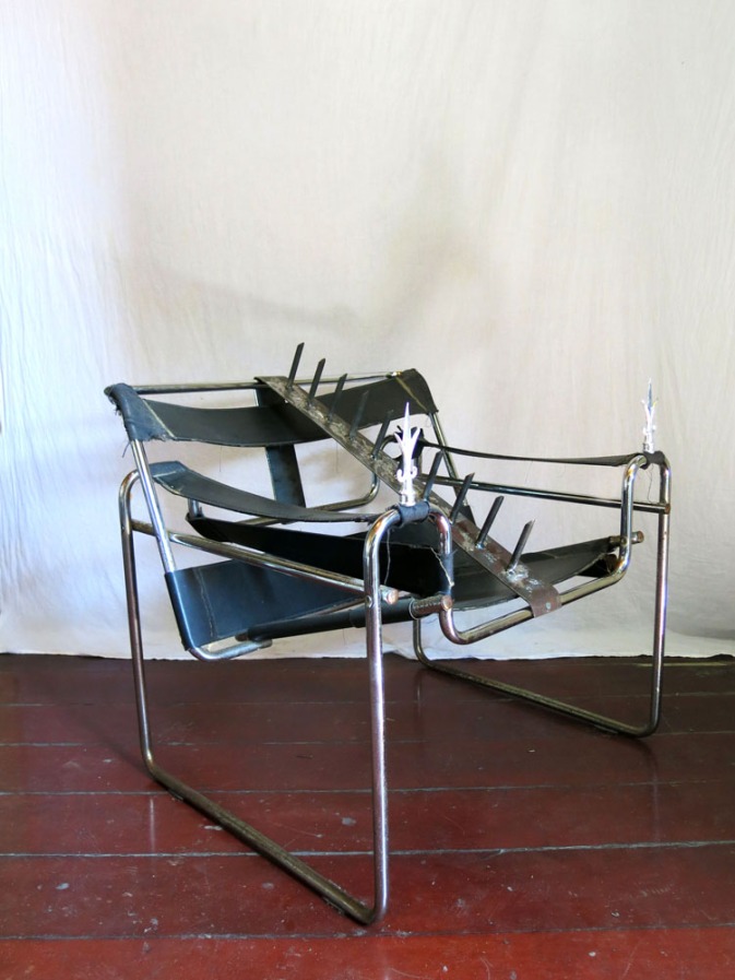 Daniel Murgel, Ofendículo Fita para cadeira Wassily, do Marcel Breuer. Aço, couro e ferro, 80 x 80 x 70 cm, 2015